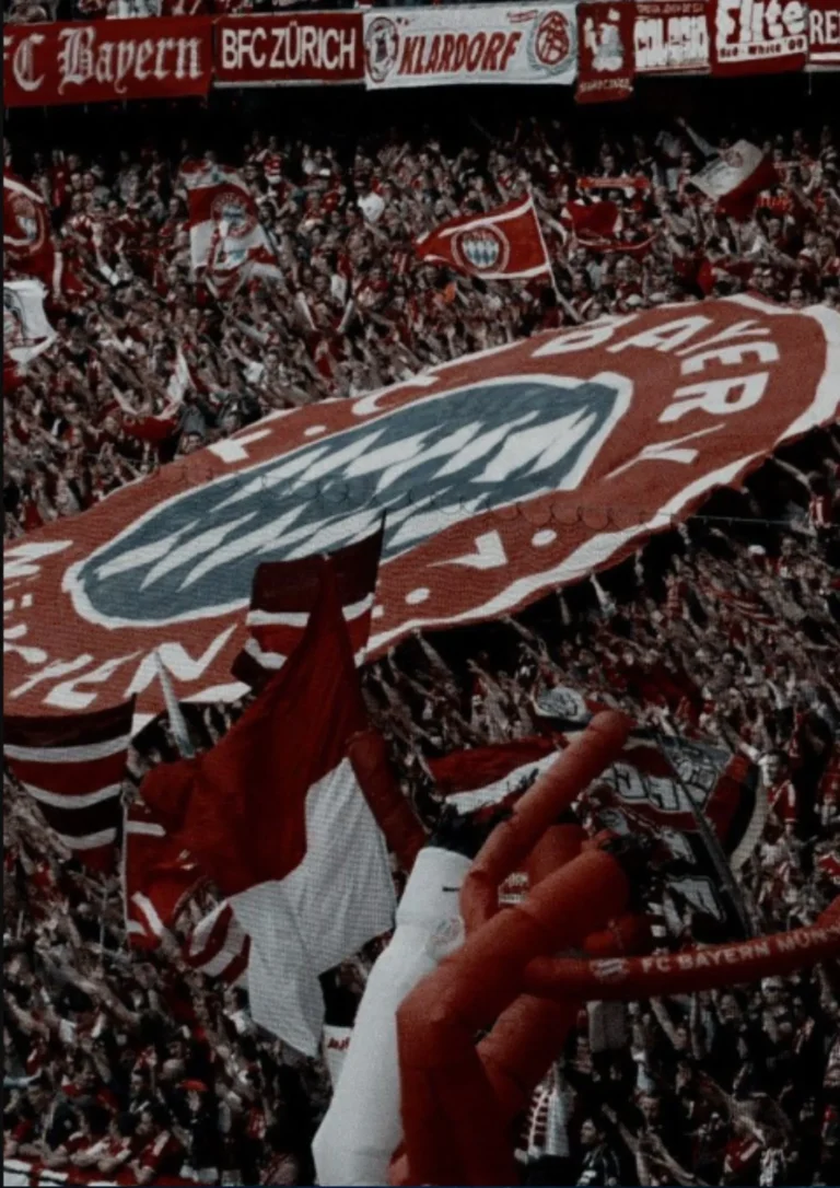 Noir blanc minimaliste élégant exposition photo flyer (6) (1)